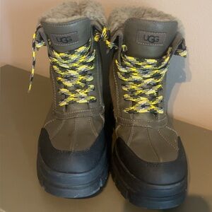 UGG women’s Ashton Addie Boot Sz 10